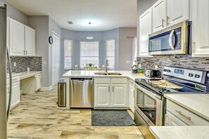 House (Private pool, game room, near Disney ) | Private kitchen