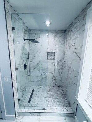 Combined shower/bathtub, hair dryer, towels - Awesome Condo with Outdoor Patio and Outstanding Views of Lake LBJ (Horseshoe Bay)