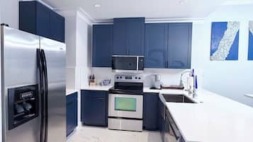 Køleskab, mikrobølgeovn, ovn, kogeplade