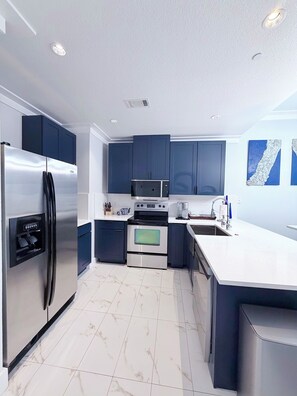 Jääkaappi, mikroaaltouuni, uuni, liesi