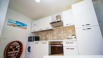 Frigorifero, microonde, forno, piano cottura