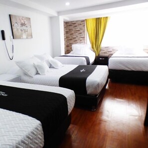 Habitación cuádruple estándar | Ropa de cama hipoalergénica, edredones de plumas, minibar y escritorio