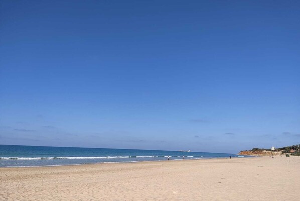 Una spiaggia nelle vicinanze