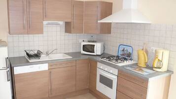 Réfrigérateur, micro-ondes, four, plaque de cuisson