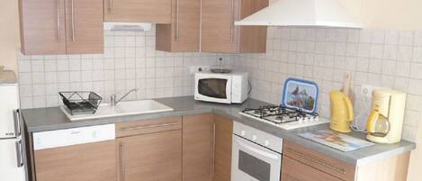 ثلاجة، ميكروويف، فرن، موقد طهي مسطح