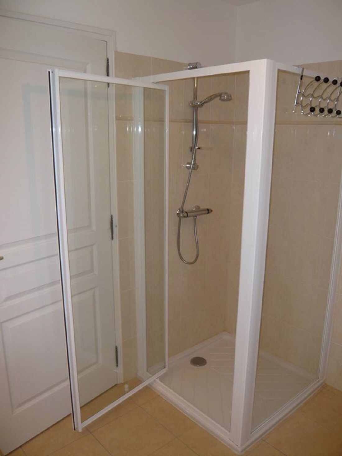 Douche, serviettes fournies