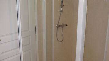 Douche, serviettes fournies