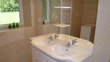 Een douche, handdoeken