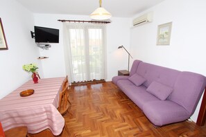 Apartment, 1 Bedroom, Balcony | Living area