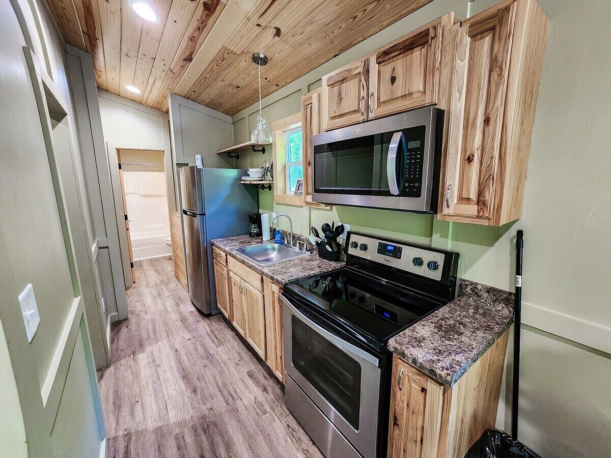 Réfrigérateur, four à micro-ondes, un four, surface de cuisson