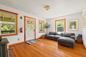 Cheminée, table de tennis de table, livres, espaces bureaux