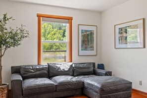 Kamin, Tischtennisplatte, Bücher, Arbeitsbereiche