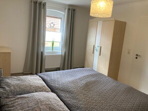 2 bedrooms, iron/ironing board, bed sheets - Vacation apartment/house/mechanic apartment- Am Schlosspark near the Baltic Sea 6 persons+cd. (18516 Süderholz)