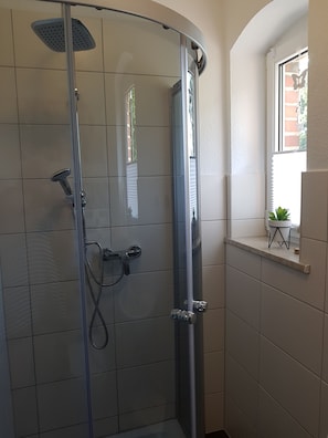 Duschwanne, Haartrockner, Seife, Toilettenpapier