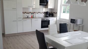 Geladeira, micro-ondas, fogĂŁo, cooktop