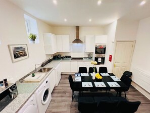 行政独立别墅, 独立浴室, 城市景观 | 用餐