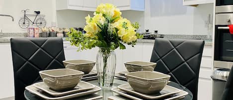 Executive House, Ensuite, City View | Shared kitchen