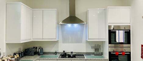 Executive House, Ensuite, City View | Shared kitchen