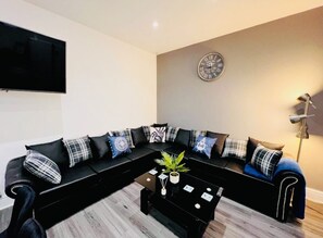 Executive House, Ensuite, City View | Lounge