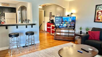 Smart TV, futbolito y tenis de mesa