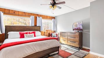 2 habitaciones, escritorio y tabla de planchar con plancha