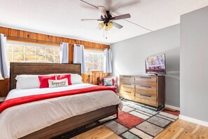 2 bedrooms, desk, iron/ironing board, travel crib - King Bed+Game Room+Parking+Broadripple+Restaurants (Indianapolis)