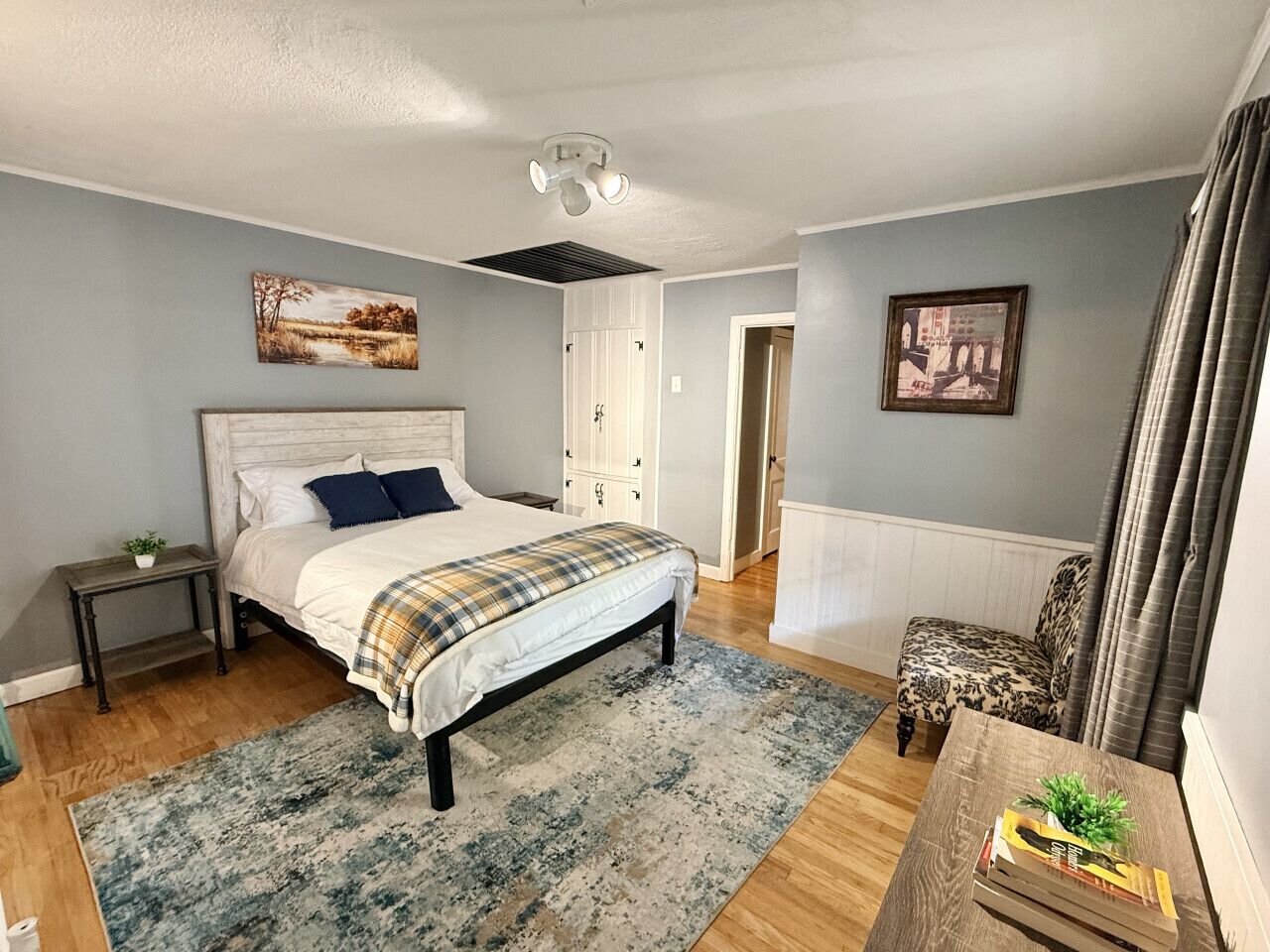 2 bedrooms, desk, iron/ironing board, travel crib
