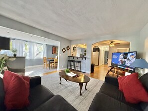 Smart TV, foosball, table tennis - King Bed+Game Room+Parking+Broadripple+Restaurants (Indianapolis)