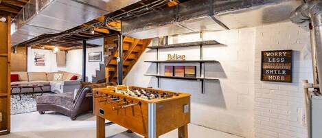 Smart-tv, bordsfotboll och ett bordtennisbord