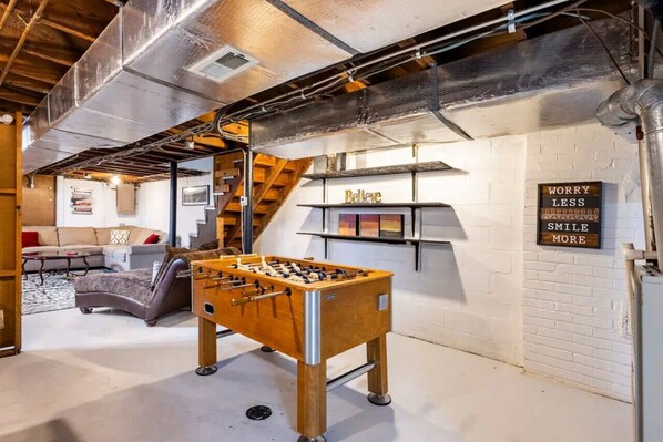 Smart TV, futbolito y tenis de mesa