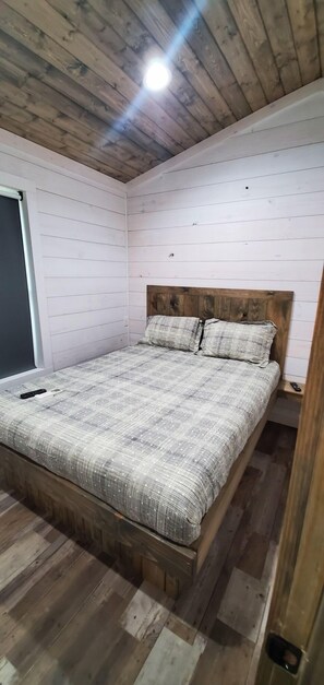 2 bedrooms, bed sheets