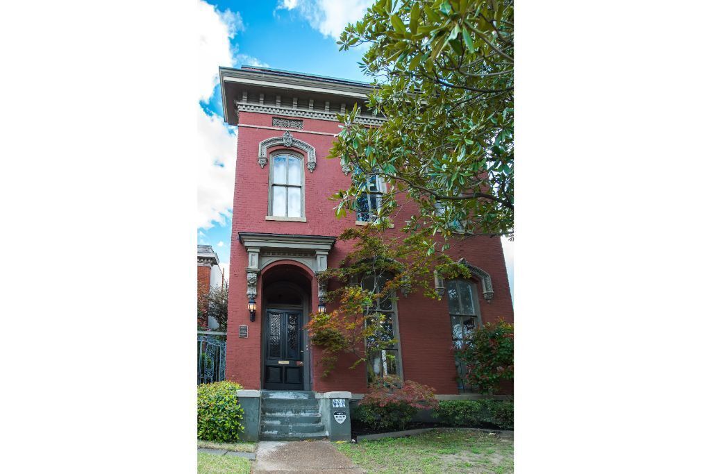 Downtown Memphis Queen's Library with balcony Apt 201