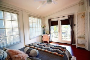 1 bedroom, desk, iron/ironing board, WiFi - Downtown Memphis Queen's Library with balcony Apt 201 (Memphis)