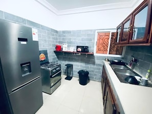 Apartamento, varias camas | Cocina privada | Frigorífico, microondas, horno y placa de cocina