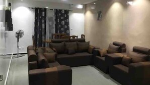 Apartamento | Zona de estar | Televisión de 30 pulgadas con canales digitales