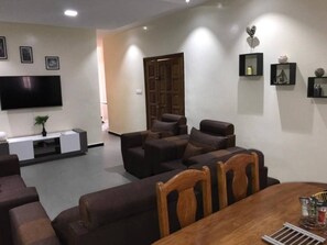 Apartamento | Zona de estar | Televisión de 30 pulgadas con canales digitales