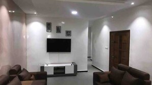 Apartamento | Zona de estar | Televisión de 30 pulgadas con canales digitales