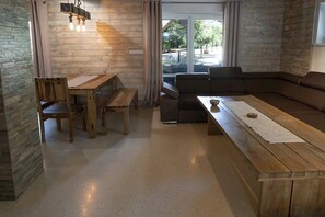 Una televisión, una chimenea, videojuegos, una mesa de tenis de mesa