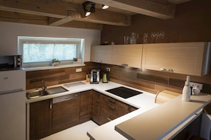 Refrigerador, microondas, horno, placa de cocina