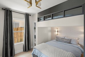 3 bedrooms, desk, iron/ironing board, free WiFi
