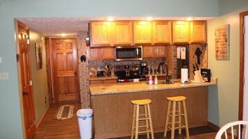 Kylskåp, mikrovågsugn, ugn och spishäll