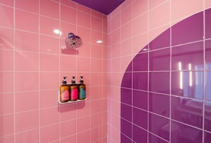 Studio | Salle de bain | Séchoir à cheveux, serviettes fournies, savon, shampooing