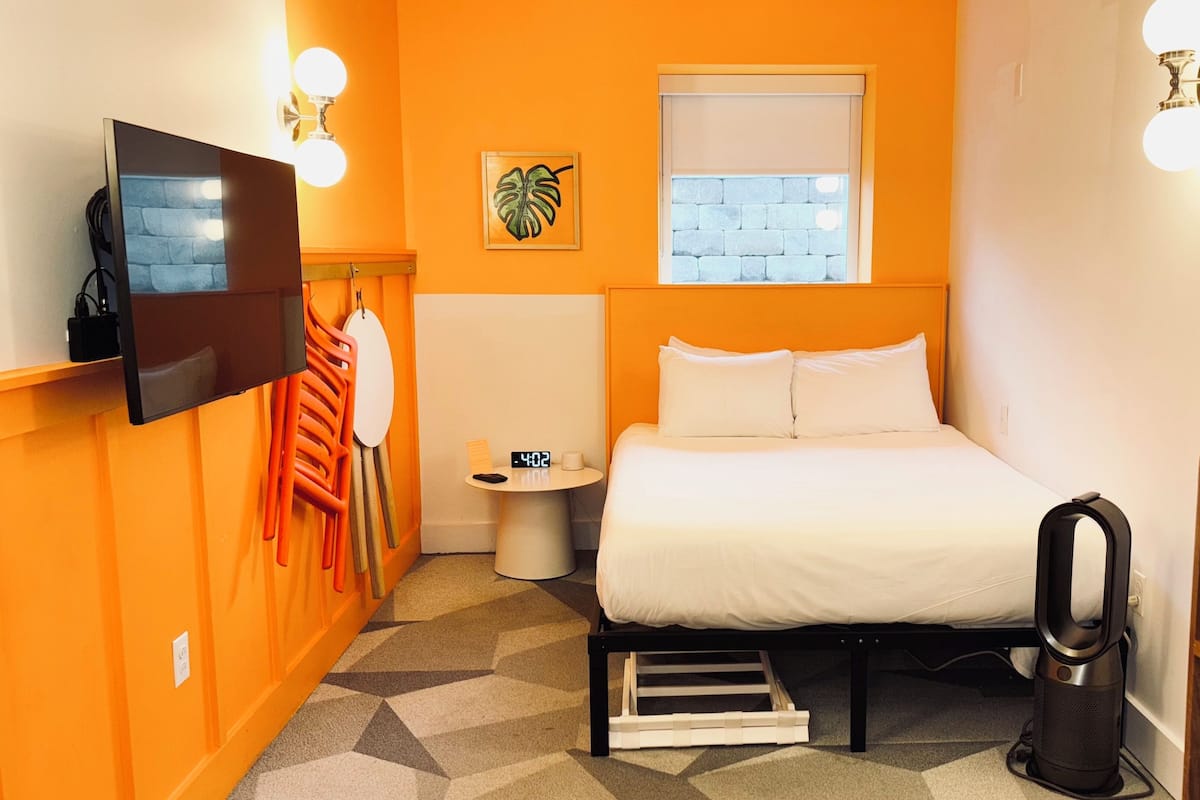 Room 112: Classic Queen | 1 Schlafzimmer, Allergikerbettwaren, schallisolierte Zimmer