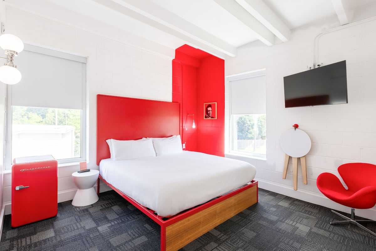 Room 312: Classic King | Hypo-allergenic bedding available, soundproofing, WiFi (free)