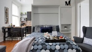 Une chambre à coucher moderne avec un lit, un bureau et une chaise.