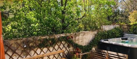 Bain à remous extérieur