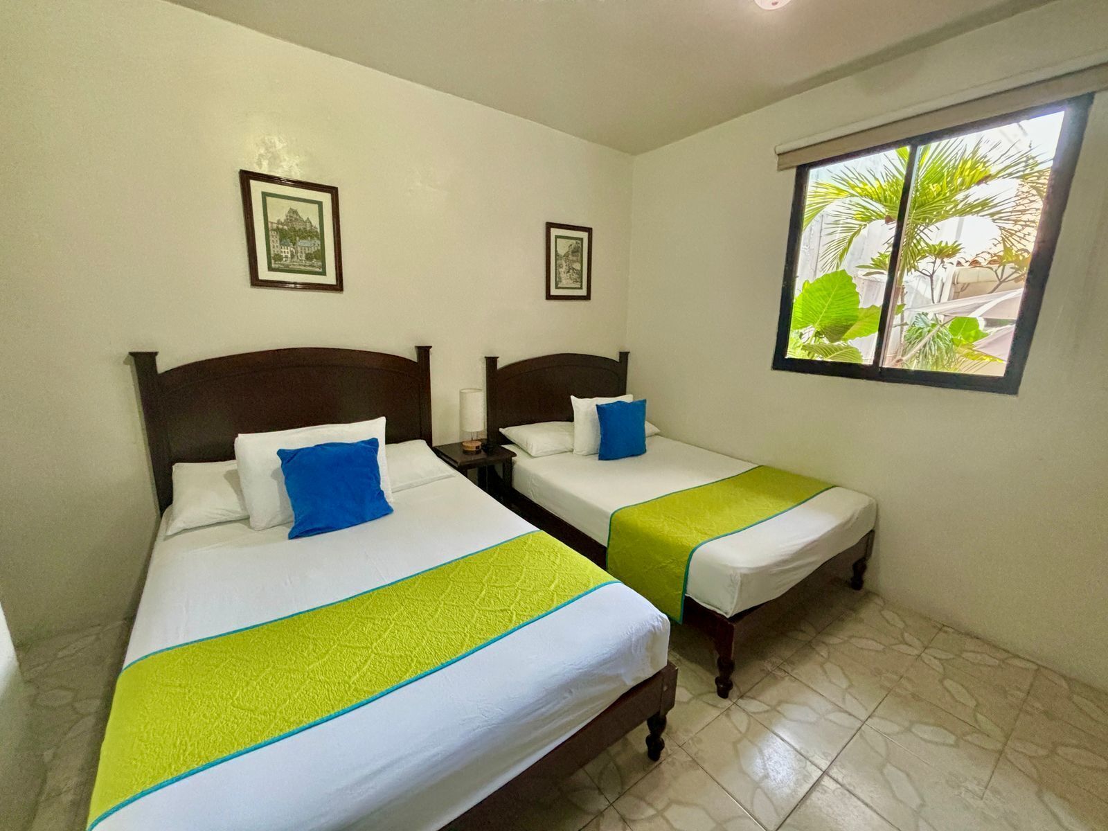 Habitación doble | Escritorio, tabla de planchar con plancha, wifi gratis y ropa de cama 