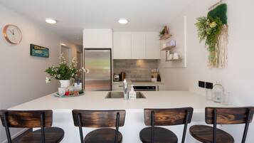 冷蔵庫、電子レンジ、オーブン、コンロ