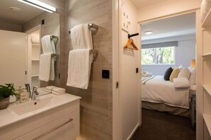 Dusj, hårføner og håndklær