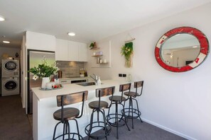 Een koelkast, een magnetron, een oven, een kookplaat